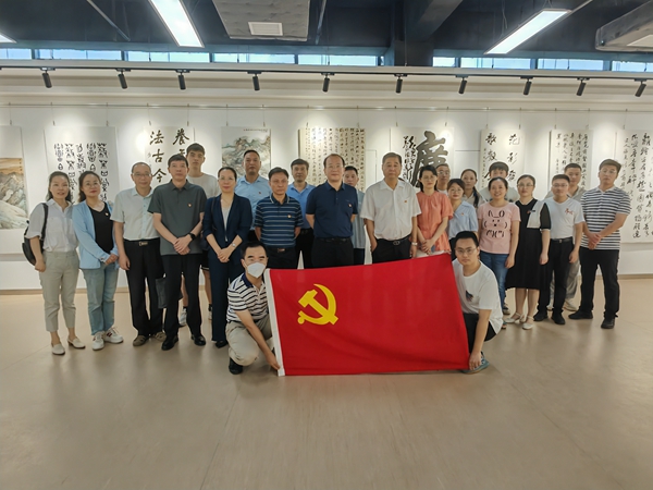 淮糧集團(tuán)、市糧食和物資儲(chǔ)備局聯(lián)合開展“弘揚(yáng)清風(fēng)正氣、傳承廉潔文化”書法美術(shù)作品展參觀活動(dòng)