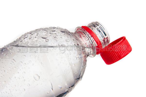 隔离的装饮用水的塑料瓶